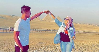 هربًا من جروس.. المغربى حميد أحداد فى نزهة مع زوجته بأهرامات الجيزة