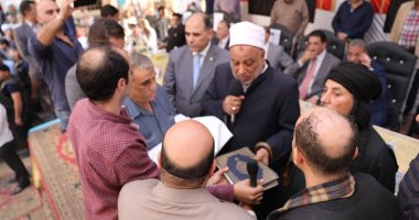 محافظ سوهاج يترأس جلسة صلح بين عائلتى الأشراف والعمرى بساقلته.. صور