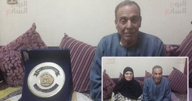 صور.. "القصة مش بالعمر".. كفاح عامل بمدرسة أكمل تعليمه فأصبح مديرًا لها.. عبدالحكيم حُرم من التعليم وشارك فى حربى الاستنزاف و أكتوبر.. ابن الشرقية هزم الجهل وحصل على لقب المعلم المثالى بالجمهورية والدكتوراه