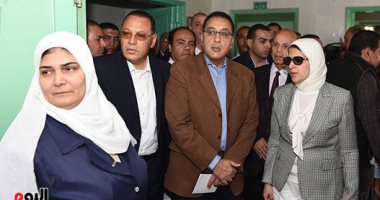 العاملون بمستشفى ههيا بالشرقية يلتقطون "السيلفى" مع وزيرى التموين والرياضة