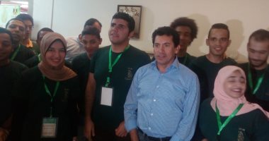 وزير الرياضة يلتقى مجموعة من المشاركين فى مهرجان "إبداع مراكز الشباب"