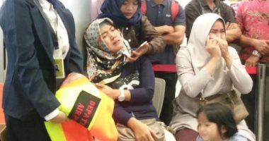 باقى منهم شوية صور.. شاهد لحظات انهيار أقارب ضحايا طائرة إندونيسيا المنكوبة