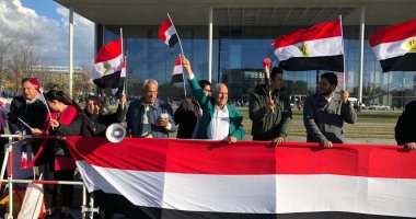المصريون يحتشدون أمام مبنى المستشارية ببرلين لتأييد الرئيس قبل قمته مع ميركل