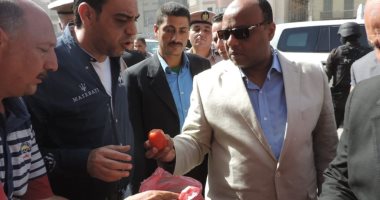 صور.. مدير أمن الغربية يتفقد منفذ كلنا واحد بالمحلة ويوزع بطاطس على كبار السن
