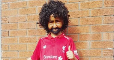 بالباروكة واللحية.. طفلة إنجليزية تقلد محمد صلاح "صور"