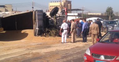 المرور ترفع آثار حادث انقلاب سيارة محملة بالغلال بالطريق الزراعى بالبحيرة