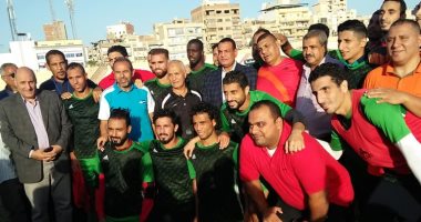 صور.. محافظ البحيرة يحضر تدريبات دمنهور ويدعم النادي بـ100 ألف جنيه 
