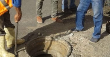 شركة الجيزة للمياه توفد مختصى الصيانة لإصلاح بالوعة غير محكمة الغلق