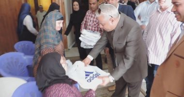 مدير أمن كفر الشيخ يقدم هدايا للمسنين ويتابع معرض الفواكة والخضروات