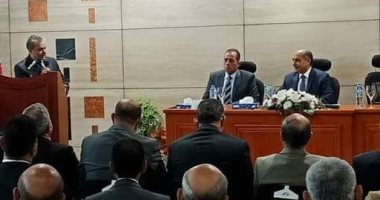 وزير الطيران يثنى على أداء العاملين الفترة الماضية فى تطوير خدمات الوزارة
