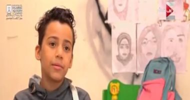 "معاذ".. طفل يتحدى ظروف معيشته ويكسب رزقه من رسوماته