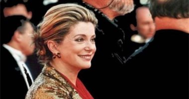 من تصميم إيف سان لوران.. النجمة كاترين دى نوف تبيع أزياءها بمزاد فى باريس