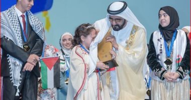 شاهد..كيف تعامل محمد بن راشد مع الطفلة الفائزة بلقب "تحدى القراءة العربى"؟