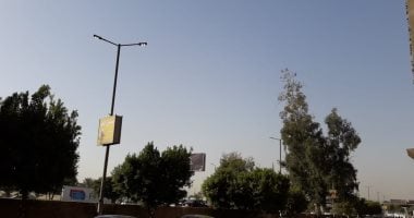 قارئ يرصد أعمدة الإنارة مضاءة نهارًا بمحيط كوبرى الفنجرى