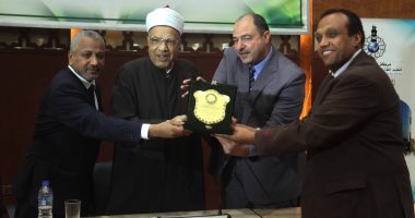 وزير الأوقاف السابق: أصبحنا نشاهد مسلمين زاغت أبصارهم بسبب السوشيال ميديا