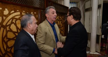 صور.. محمود حميدة وأشرف زكي ووفاء عامر ونجوم الفن فى عزاء بدر تيسير