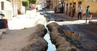 صور.. قرية "قشوع" غرب الإسكندرية تغرق فى مياه الصرف الصحى