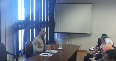 رئيس جامعة دمنهور يبحث خطط التطوير والمشروعات الإنشائية بالجامعة