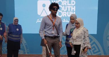 مشاركون فى ورش منتدى الشباب "يعصبون أعينهم" تضامنا مع ذوى الإعاقة.. صور