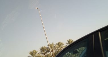 قارئ يرصد أعمدة الإنارة مضاءة نهارا على محور 26 يوليو