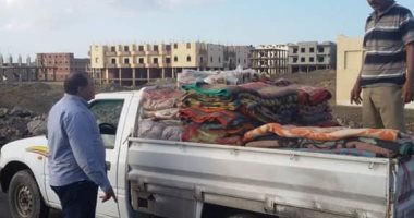 صور.. مجلس مدينة مرسى علم يرسل بطاطين لأهالى وادى الجمال لتضررهم من الأمطار