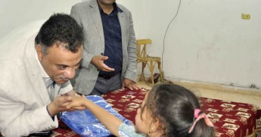 صور.. وكيل تضامن الأقصر يشهد توزيع 700 حقيبة مدرسية لتلاميذ قرى أرمنت