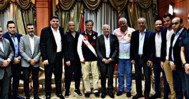 صور .. محافظ بورسعيد يجتمع بالجهاز الفنى للمصرى 