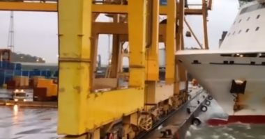 اصحى يا قبطان.. شاهد لحظة اصطدام سفينة برافعة فى ميناء برشلونة