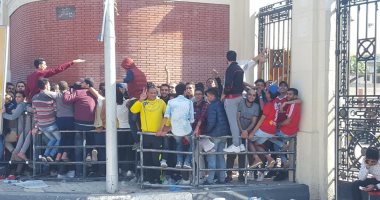 شاهد.. زحام جماهيرى للحصول على تذاكر الأهلى والترجى أمام استاد الإسكندرية