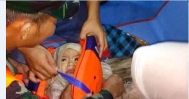 تداول صورة لانقاذ رضيع من مياه البحر فى أندونيسيا.. ومغردون: أحد ضحايا الطائرة