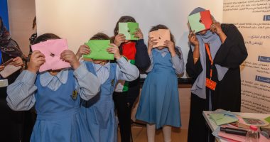 للأطفال.. "من وراء العدسة" ورشة لتعليم صناعة العدسات فى معرض الشارقة للكتاب