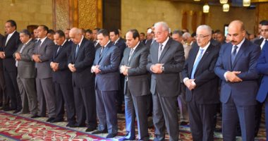 فيديو.. قبل ساعات من انطلاق منتدى شباب العالم بشرم الشيخ..السيسي يؤدى صلاة الجمعة بمسجد الصحابة على أرض السلام.. وخطيب المسجد: مصر تهتم بشبابها عبر المؤتمرات وعلينا غرس العزة بقلوب أبنائنا حتى نبنى لأمتنا المجد