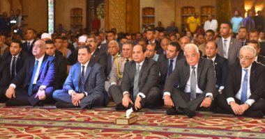 صور.. الرئيس السيسى يؤدى صلاة الجمعة بمسجد الصحابة فى شرم الشيخ