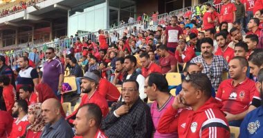 قبل 120 دقيقة من انطلاق النهائى الأفريقى بين الأهلى و الترجى.. توافد الجماهير الحمراء على برج العرب..مدير أمن الإسكندرية يتفقد الملعب..طالب يذاكر وتضرع وهتافات في المدرجات..نائب الرئيس يستعين بـ"القرآن الكريم"