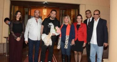 عاصى الحلانى يصل القاهرة لإحياء حفل غنائى بمهرجان الموسيقى العربية
