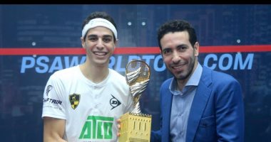 علي فرج يتوج بلقب بطولة قطر للإسكواش.. وأبو تريكة يسلمه الكأس