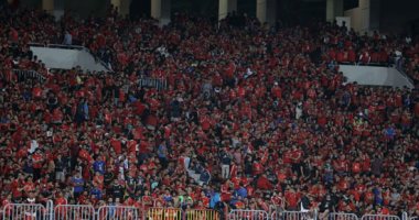 شاهد.. احتشاد جماهير الأهلى فى الإمارات لشراء تذاكر مباراة الوصل