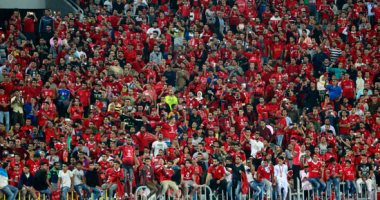 فيديو.. رغم تقدم الجونة.. جماهير الأهلى تهتف: "فريق كبير فريق عظيم"