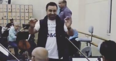 شاهد لحظة من المرح لعاصى الحلانى خلال بروفة مهرجان الموسيقى العربية