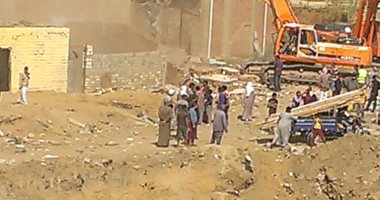 إيقاف أعمال هدم بدون ترخيص بمحل تجارى بجمرك الإسكندرية 