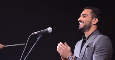 صور.. محمد الشرنوبى يفتتح حفله بـ "أشكى لمين" وسط جمهور كامل العدد