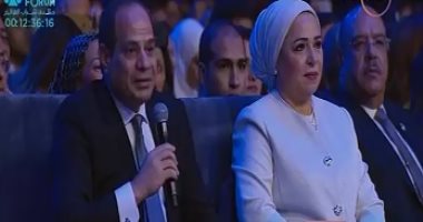 شاهد.. الرئيس السيسى يقف دقيقة حداد على ضحايا حادث المنيا الإرهابى 