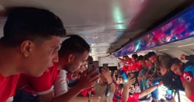 صور وفيديو.. شاهد حماس جمهور الأهلى أثناء توجهه لحضور النهائى الأفريقى