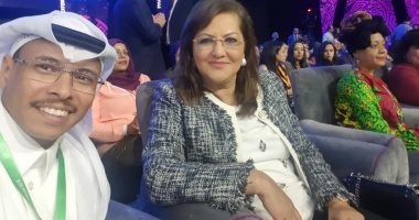 شاهد.. سيلفى يجمع شابًا سعوديًا ووزيرة التخطيط فى منتدى شباب العالم