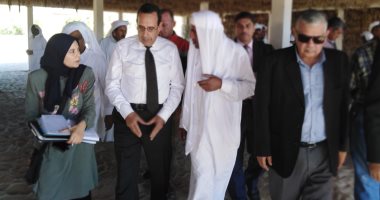 صور .. محافظ شمال سيناء يتفقد إنشاءات قرية الروضة ويلتقى أهلها