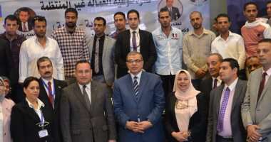 وزير القوى العاملة يسلم 50 عاملا غير منتظم بالإسكندرية شهادات "أمان"