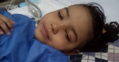 صور.. "سلمى" طفلة مصابة بورم فى النخاع وفشل كلوى.. ووالدتها: نفسى أعالجها