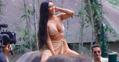طلعت راكنة الفيل بره.. شاهد كيف استمتعت كيم كاردشيان بوقتها فى بالى
