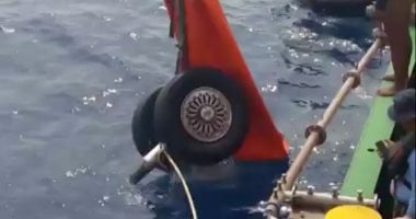 صور.. الغواصون يواصلون انتشال حطام الطائرة الإندونيسية