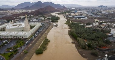 شاهد.. الأمطار تشق نهراً داخل وادى العقيق بالمدينة المنورة